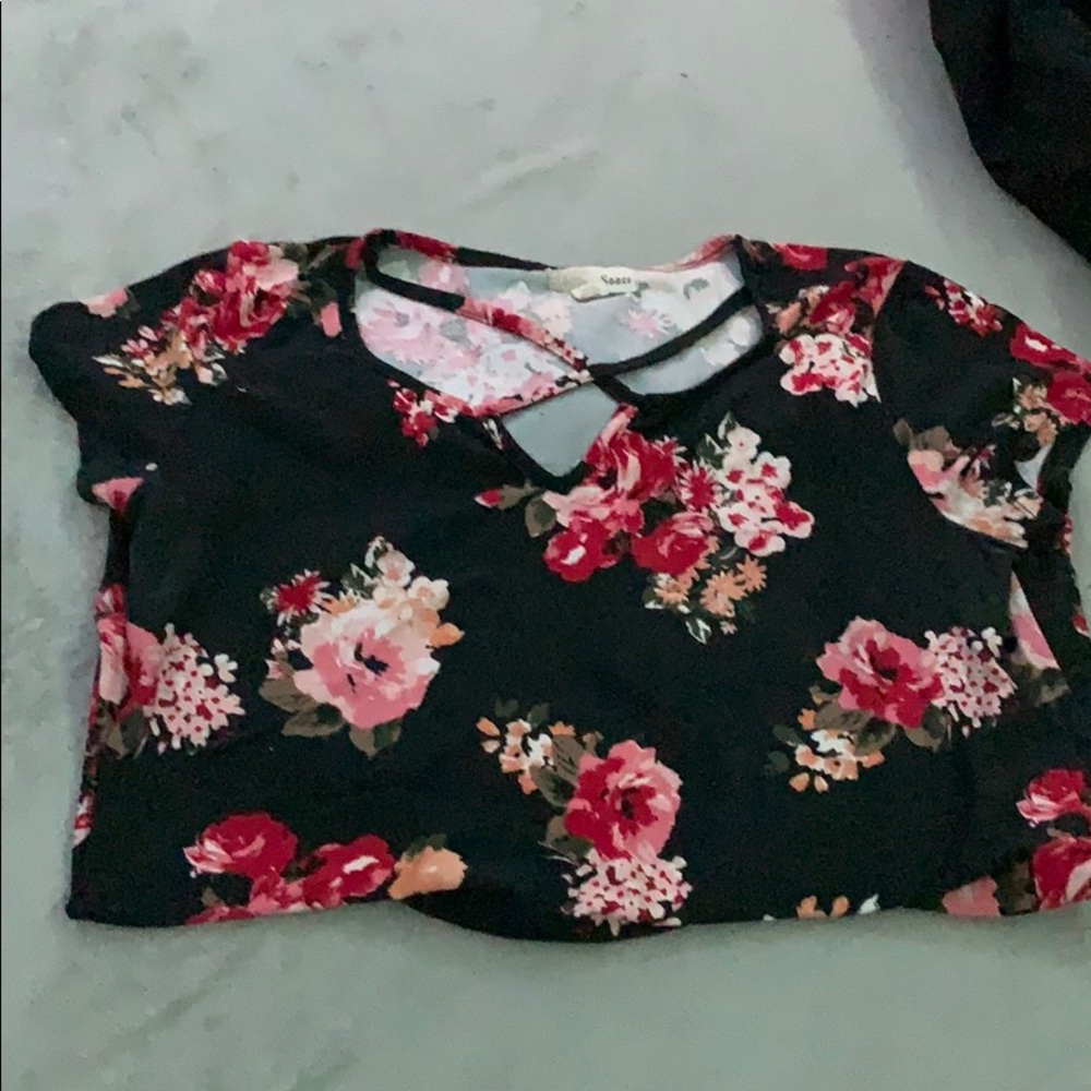 Flower crisscross tshirt